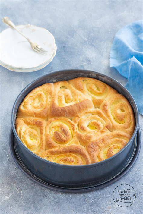 Pudding-Schneckenkuchen (Chinois) in der Springform, glasiert mit Zuckerguss