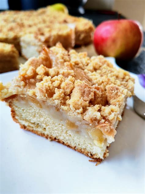 Pudding-Streuselkuchen mit gemischtem Obst auf Hefeboden