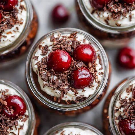 Pudding-Traum im Glas mit Kirschen und Schokolade