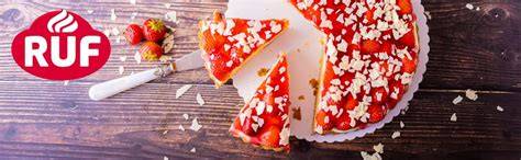 Puddingcreme als Tortenfüllung mit Obst und Biskuitböden