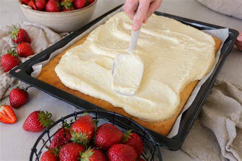 Puddingcreme auf dem Kuchenboden
