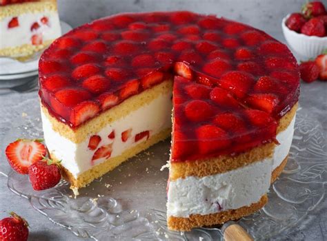Puddingcreme mit Erdbeeren in einer klassischen Torte