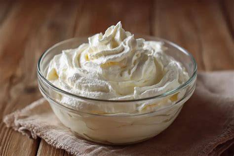 Puddingcreme mit Schlagsahne verrührt