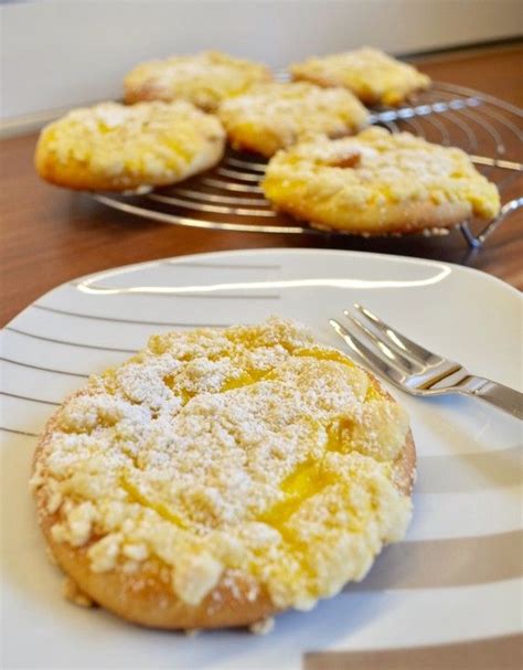 Puddingfüllung und goldbraune Streuseltaler auf Blech