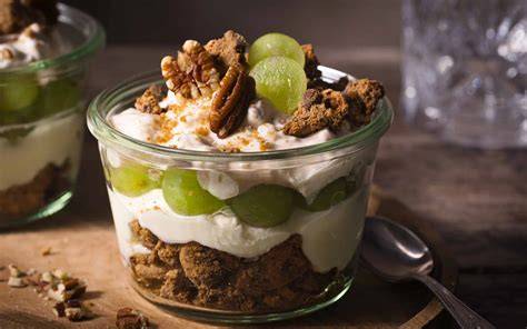Puddingglas mit Keks-Nuss-Schicht