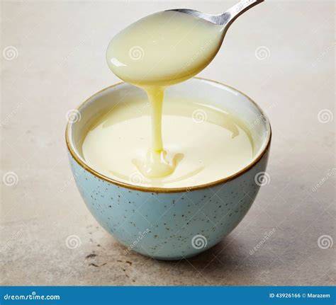 Puddingkochen und abkühlender Pudding in Schüssel