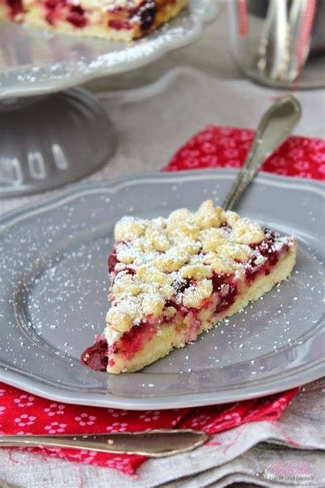 Puddingkuchen mit Kirschen und Streuseln