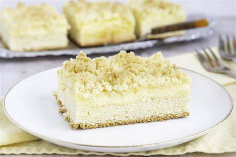 Puddingkuchen mit goldbraunen Streuseln auf einer Tortenplatte