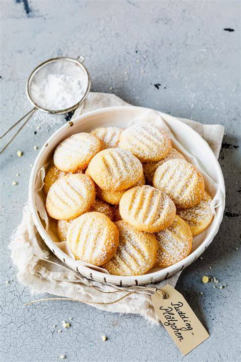 Puddingplätzchen mit Gabelrillen und Puderzucker