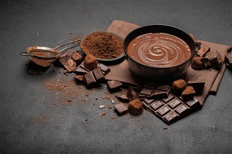 Puddings verschiedener Konsistenz im Vergleich