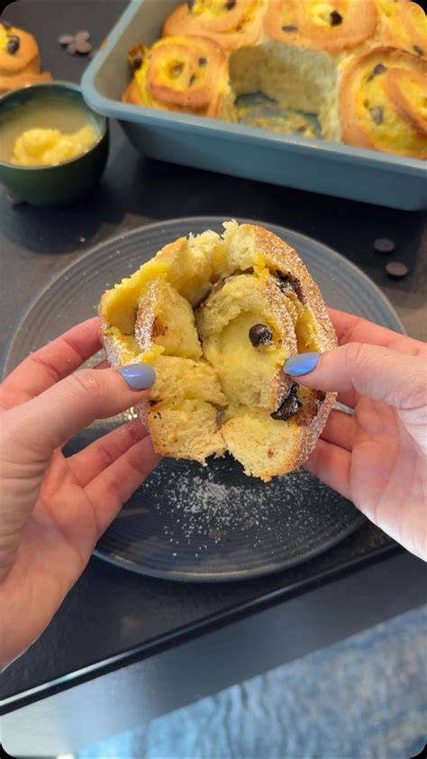 Puddingschnecken auf Backblech vor dem Backen