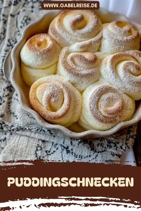 Puddingschnecken dekorativ angerichtet und frisch glasiert