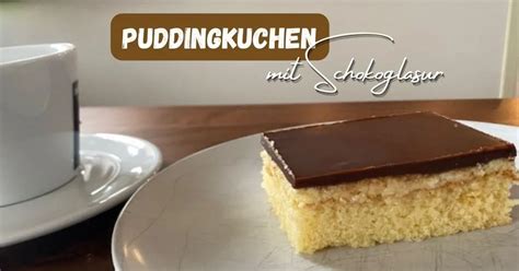 Puddingschnitten mit klaren Schichten und Schokoglasur auf Teller serviert