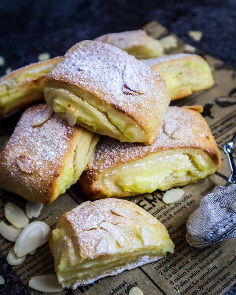 Puddingtaschen aus Hefeteig, frisch gebacken und goldbraun