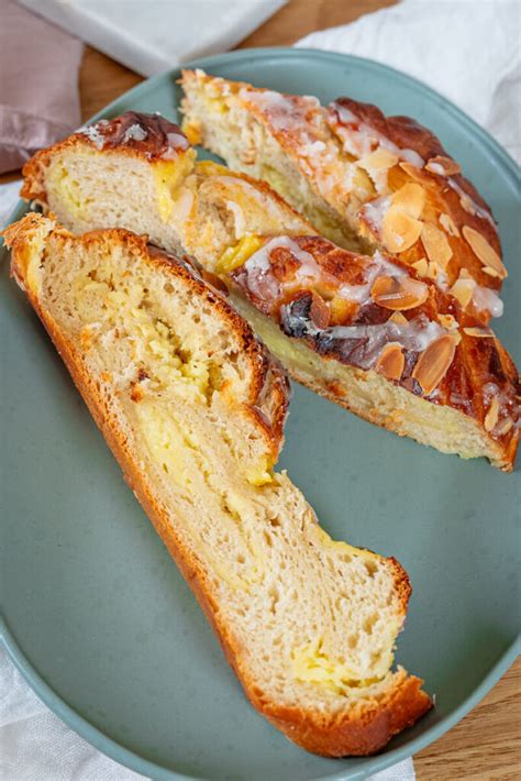 Puddingzopf mit Mandelblättchen auf Backblech