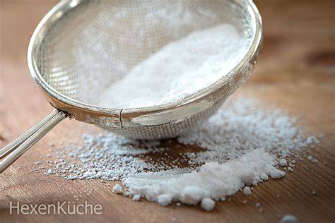 Puderzucker auf Kuchen gesiebt