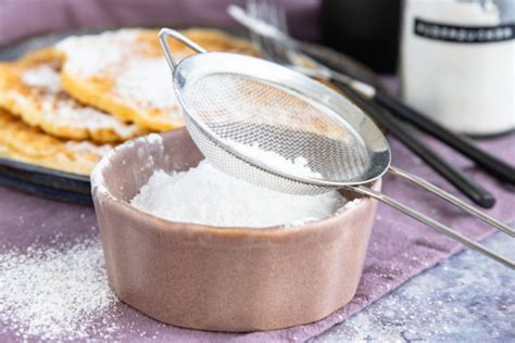 Puderzucker in Schale und Mixer