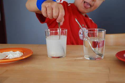 Puderzucker und Wasser als Bastelkleber-Set