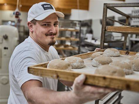 Pulsnitzer Bäcker bei der traditionellen Lebkuchenherstellung