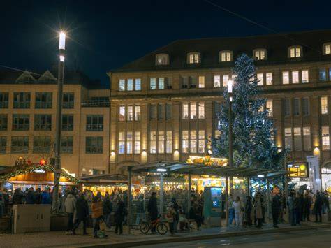 Pulsnitzer Marktplatz mit typischem Weihnachtsmarkt