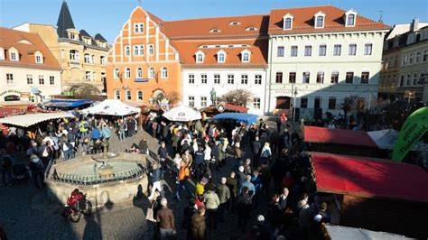 Pulsnitzer Stadtansicht während des Pfefferkuchenmarktes im Herbst