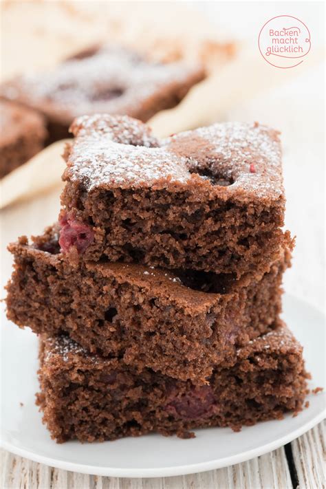 Pumpernickel-Kuchen mit Kirschen und Schokoglasur