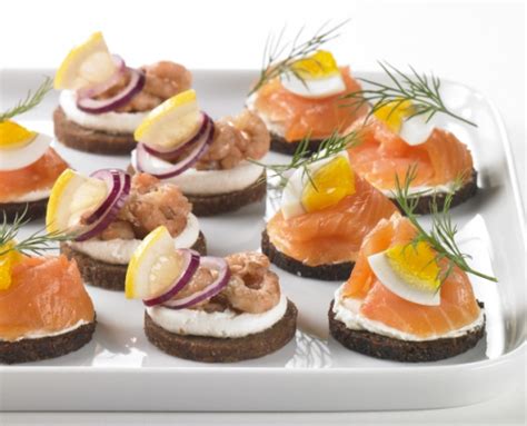 Pumpernickel-Serviervorschläge: Canapés, Taler, Scheiben