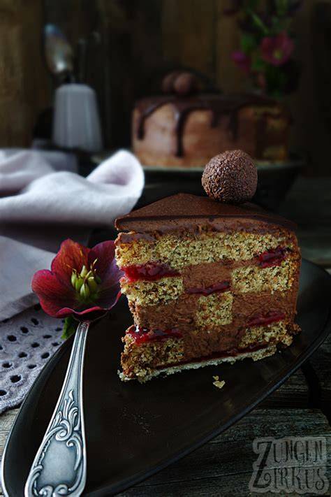 Pumpernickeltorte mit Frischkäse und bunter Gemüse-Dekoration