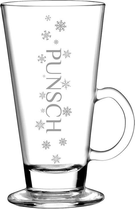 Punschglas mit Sahnehäubchen und Schokostreuseln