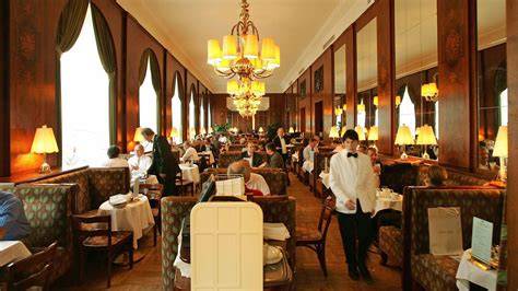 Punschkrapferl im traditionellen österreichischen Kaffeehaus