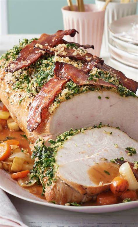 Putenbraten auf Platte mit Ofengemüse und Sauce