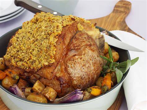 Putenkeule mit Honig Senf Kruste auf Gemüse angerichtet