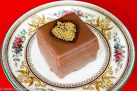 Quadratische Imperial Torte auf Präsentierteller