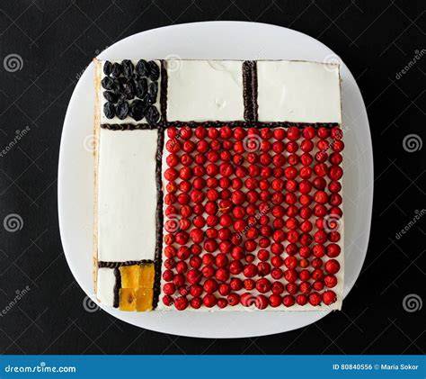 Quadratischer Kuchen fertig dekoriert