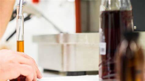 Qualitätskontrolle mit Hightech-Analysegeräten in der Pircher Brennerei