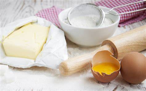 Quark, Butter, Eier und weitere Zutaten für Blitz Käsekuchen