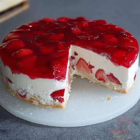 Quark Pudding Torte mit Erdbeeren angeschnitten