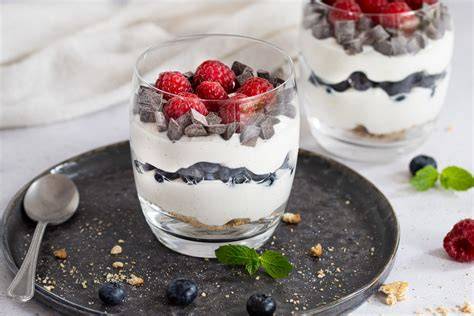 Quark mit Früchten im Glas
