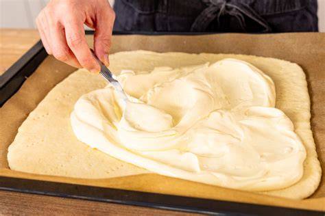 Quark-Öl-Teig: Schrittfolge vom Zusammenhacken bis zum Aufrollen