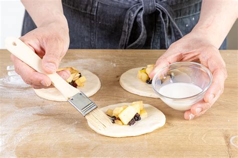 Quark-Öl-Teig und Puddingfüllung auf der Arbeitsfläche