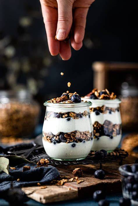 Quark-Creme im Glas mit Beeren und Knuspermüsli