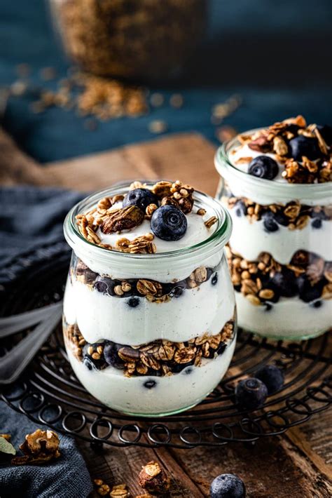 Quark-Creme mit Beeren und Knuspermüsli