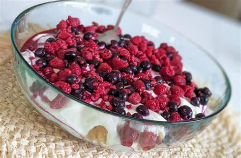 Quark-Dessert Varianten: mit verschiedenen Beeren, Keksen und Toppings