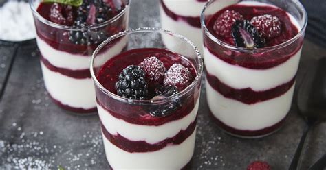 Quark-Dessert im Glas mit Plätzchen und Beeren