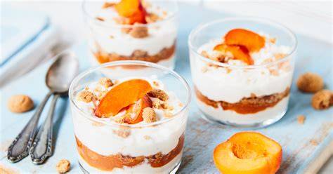 Quark-Dessert mit Aprikosen und Amarettini