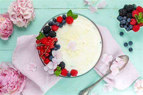 Quark-Dessert mit Beeren und Minzblatt