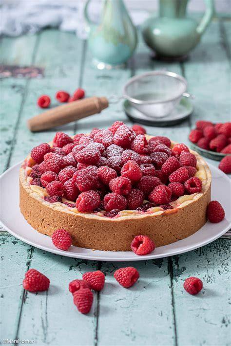 Quark-Frischkäse-Kuchen mit frischen Himbeeren auf Mürbeteigboden