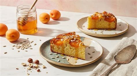 Quark-Griess-Kuchen als Stücke auf Tellern mit Fruchtsoße