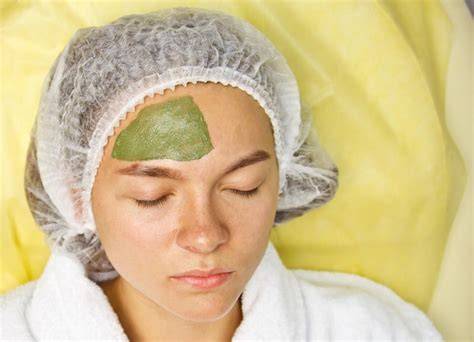 Quark-Honig-Maske aufgetragen auf das Gesicht einer Frau