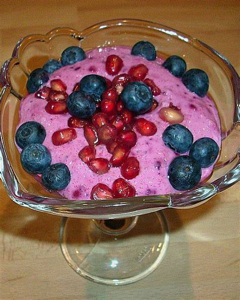 Quark-Joghurt-Creme mit Granatapfelgarnitur